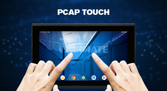 Winmate の正確で精密な PCAP モジュラー タッチ パネルに手が触れています。